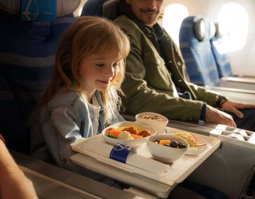 Dete sa roditeljima u avionu