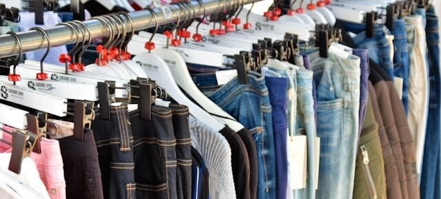 Odeća okačena na ofingere