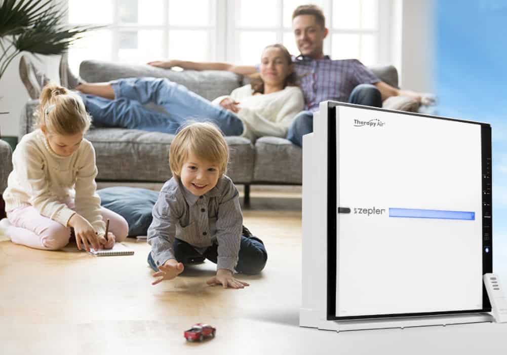 Porodica u dnevnoj sobi i prečišćivač vazduha Therapy Air