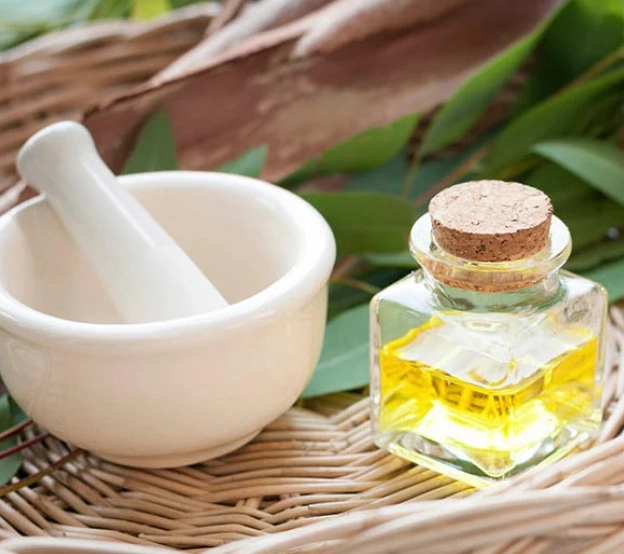 Avan sa tučkom i eterično ulje u staklenoj hlašici