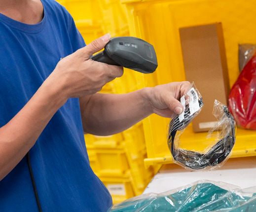 Radnik u prodavnici skenira robu
