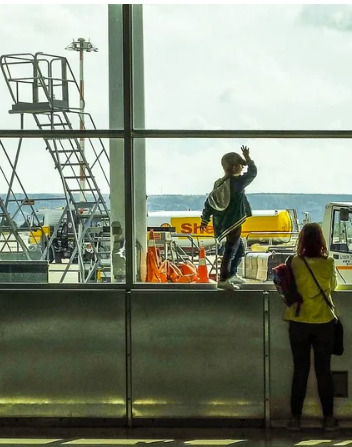 Žena i dečak na aerodromu